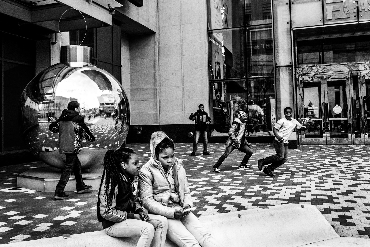Example of using a 28mm lens in street photography